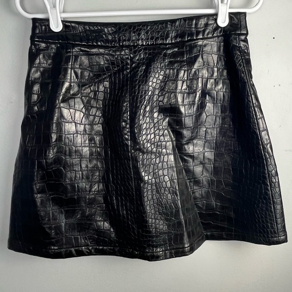 Julie Brown NYC Pleather black skirt with gold anchor buttons size 2 - Picture 4 of 4